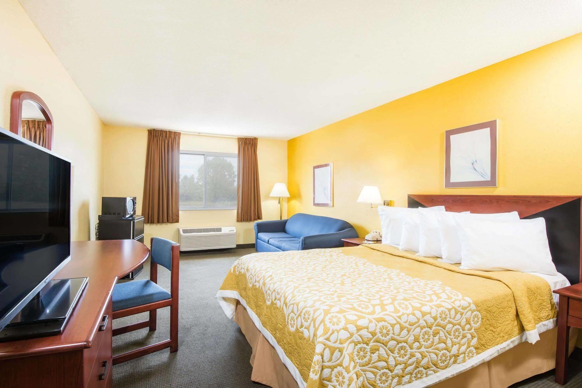 Days Inn By Wyndham Milan Sandusky South Экстерьер фото