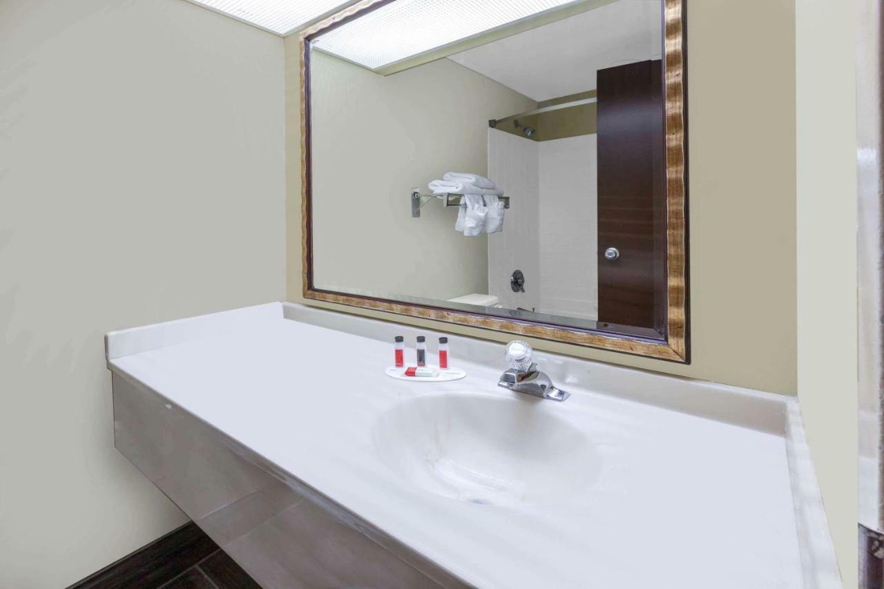 Days Inn By Wyndham Milan Sandusky South Экстерьер фото