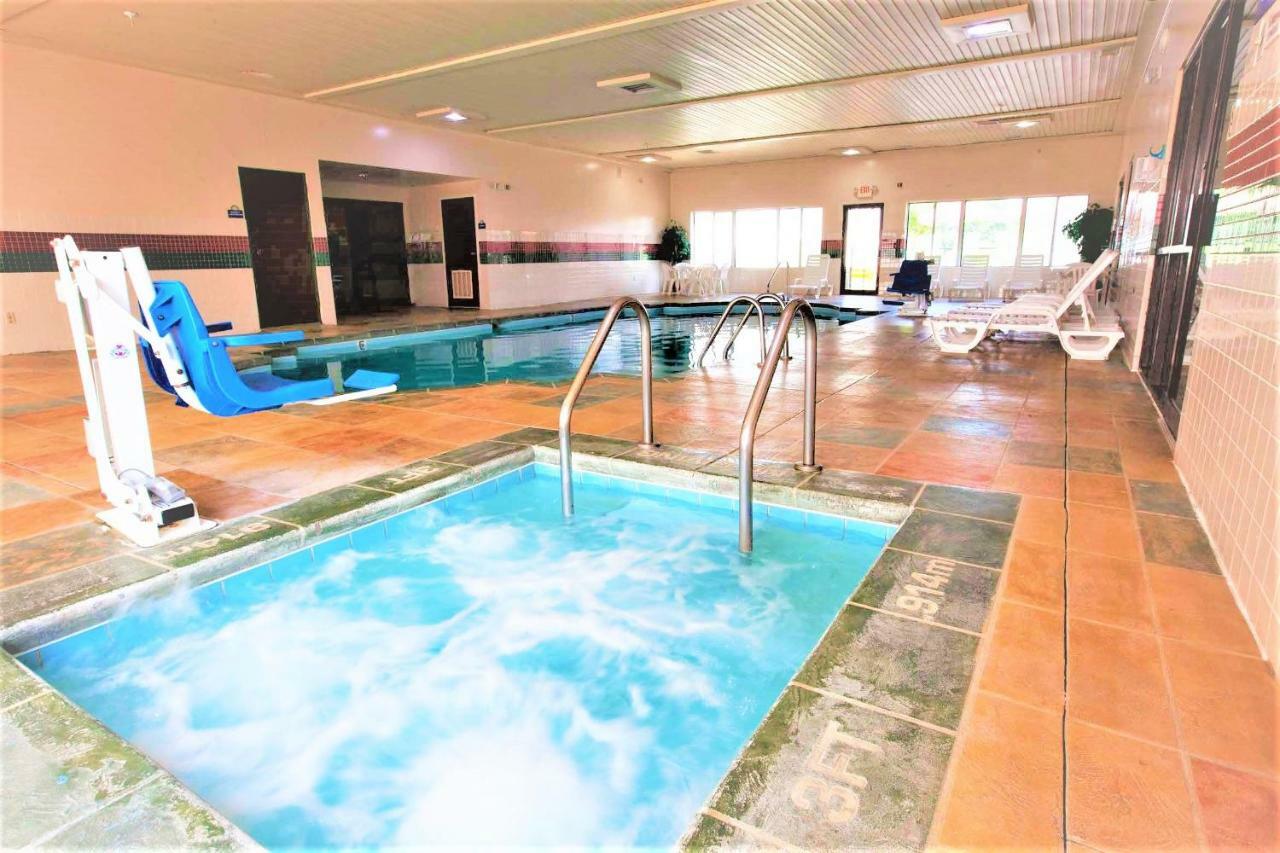 Days Inn By Wyndham Milan Sandusky South Экстерьер фото